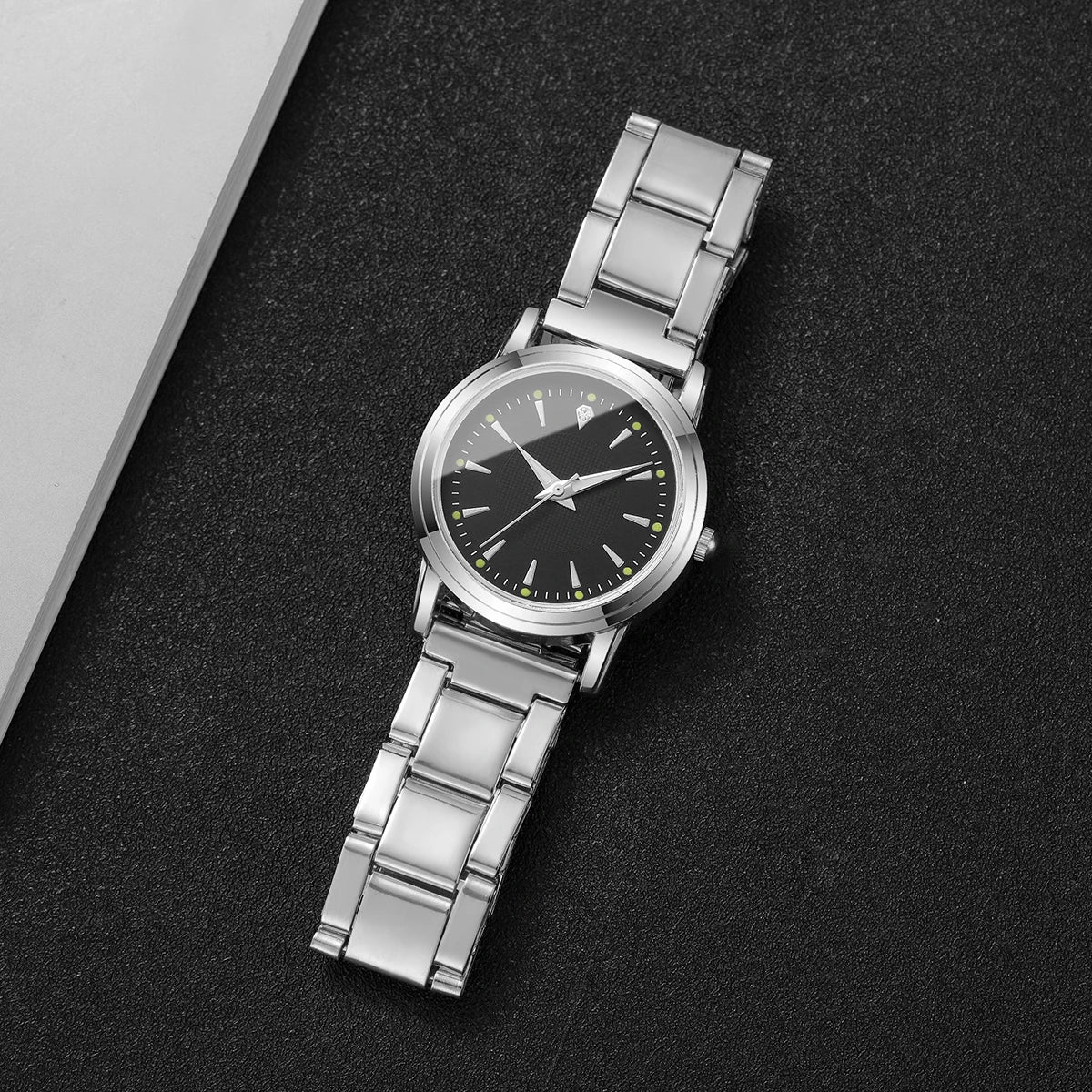 Fashion Women Watches Casual Alloy Band Simple Dial Analog Quartz Wristwatch（Without Box）