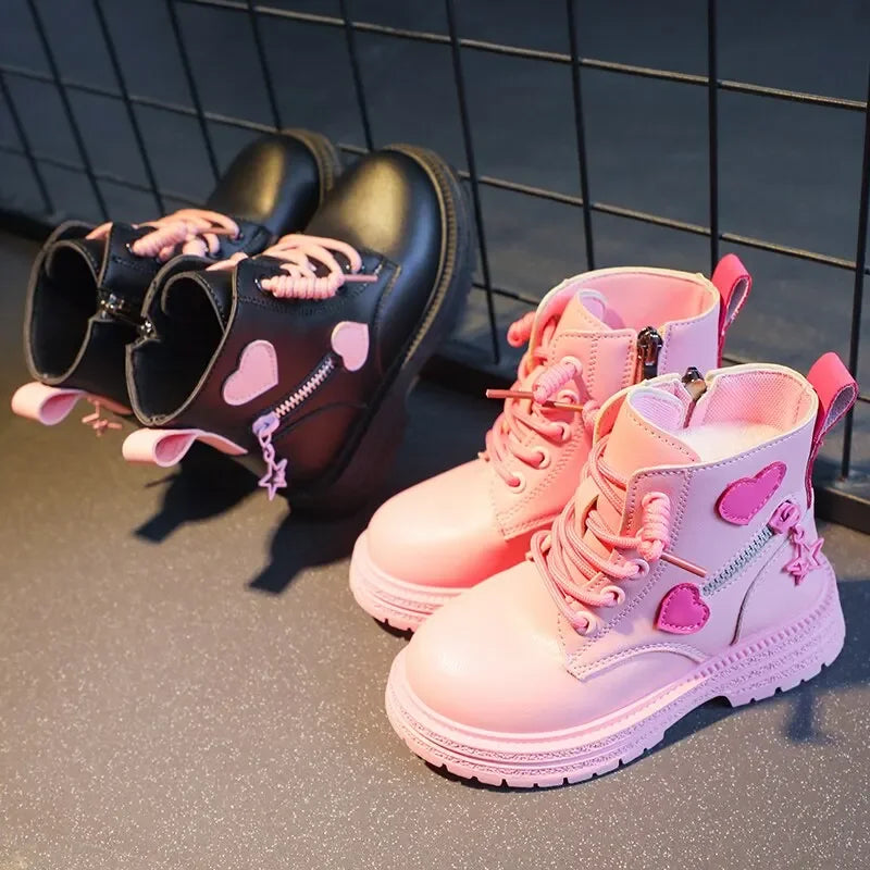 حذاء بوت قصير للبنات بتصميم أميرات من جلد البولي يوريثان ونعل مطاطي، بسحاب لون وردي مع قلب حب لموسم الخريف والشتاء