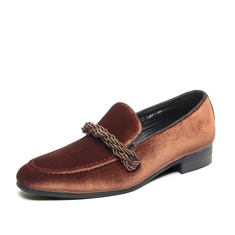 British Style Men Loafers Fashionable Classic Suede Deerskin Casual Dress Brooch Twisted Personality Small Leather Shoes 38-48