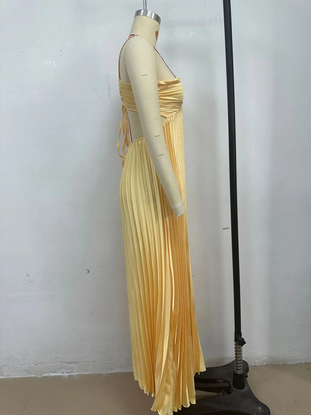 2025 New Women's Fashionable and Elegant Summer Camisole Beach Vacation Long Dress Elegant Backless Pleated Long Dress