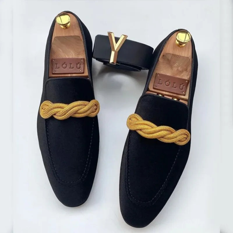 British Style Men Loafers Fashionable Classic Suede Deerskin Casual Dress Brooch Twisted Personality Small Leather Shoes 38-48