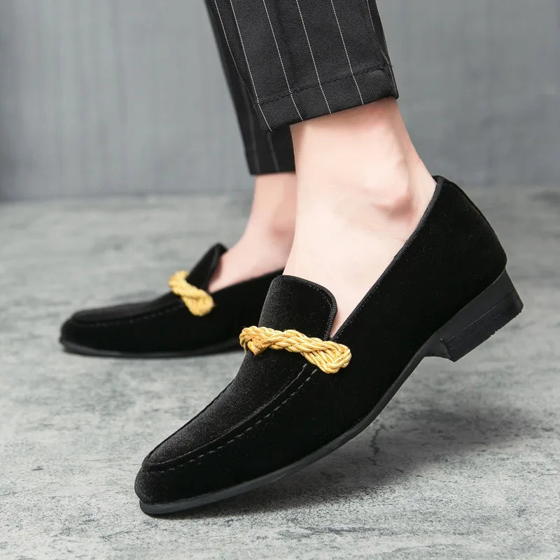 British Style Men Loafers Fashionable Classic Suede Deerskin Casual Dress Brooch Twisted Personality Small Leather Shoes 38-48