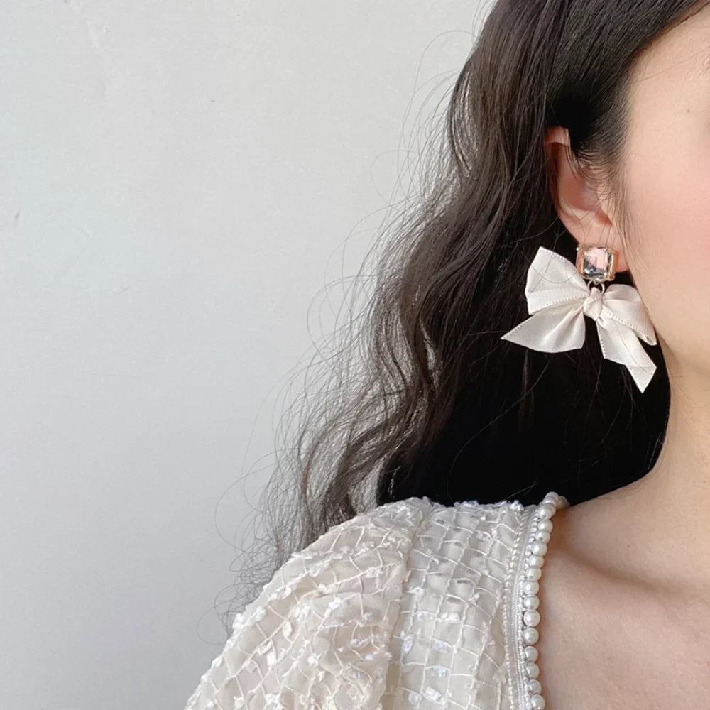 New Fashion Korean Cute Sweet Black White Women Statement Stud Earrings Fabric Lace Bow Drop Earrings Luxury Jewelry Party Gifts