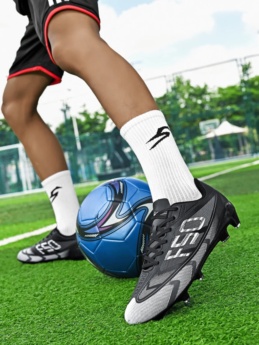 Premium turf soccer shoes, unisex, TF and FG, anti-slip and wear-resistant, available in two colors to choose from. stitching