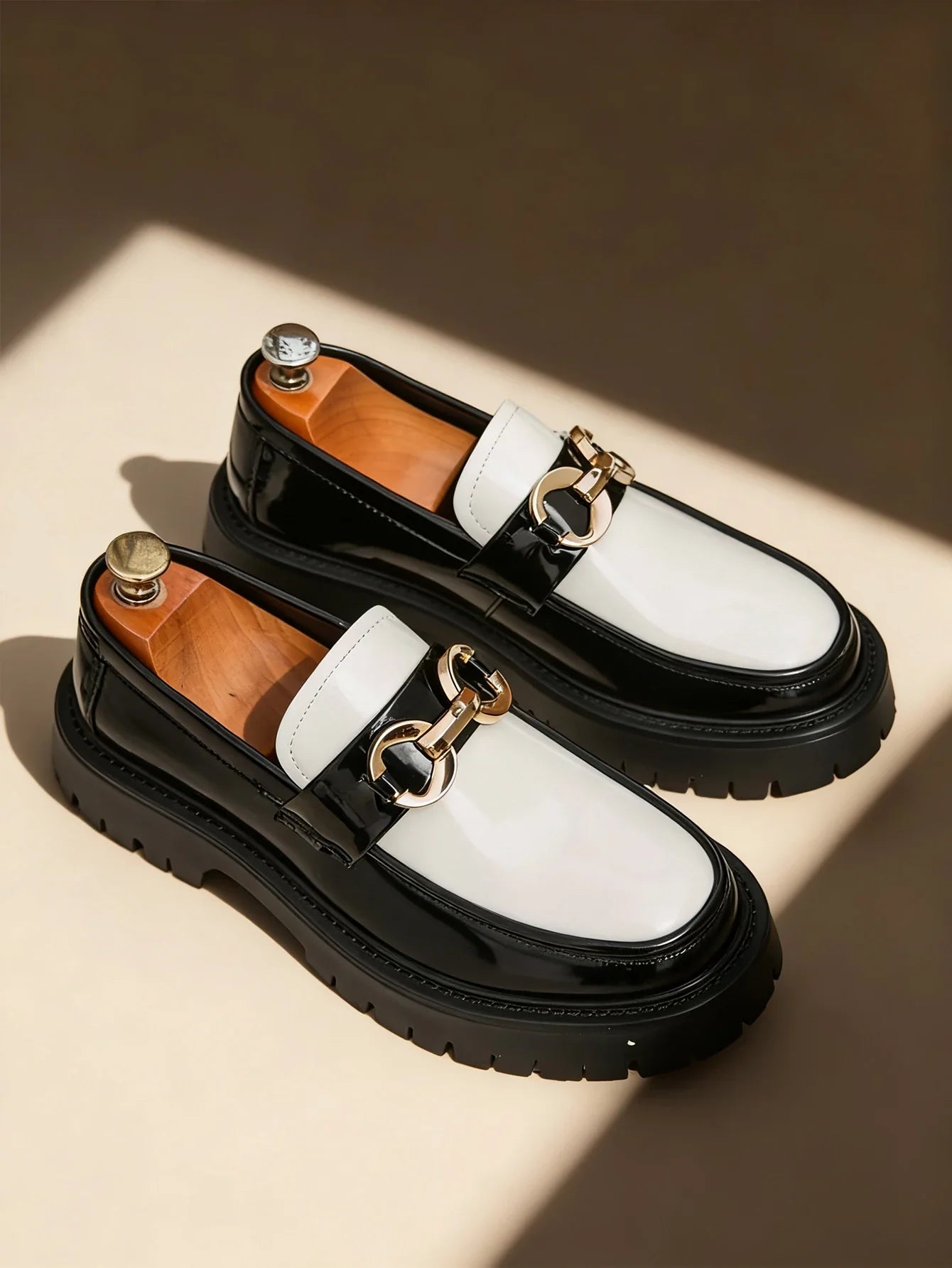 Classic Fashion Thick Sole Men's Penny Loafers Slip-On Business Dress Shoes for Gentleman Metal Buckle Formal Party Glossy Shoes