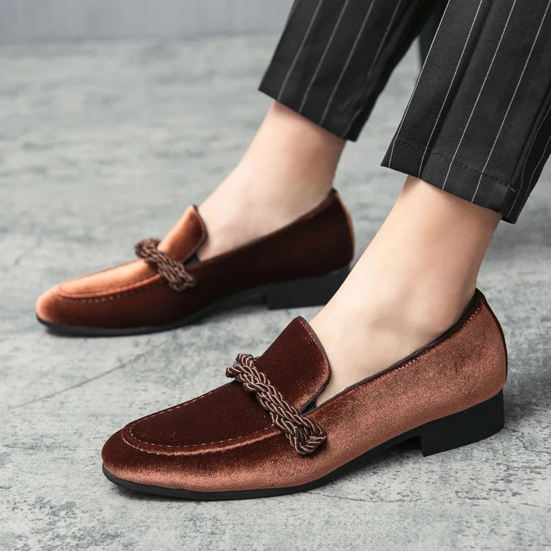 British Style Men Loafers Fashionable Classic Suede Deerskin Casual Dress Brooch Twisted Personality Small Leather Shoes 38-48