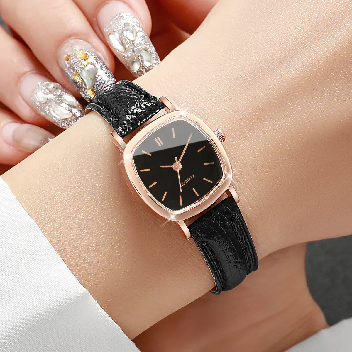 Fashion Small Dial Women Quartz Watch Ladies Simple Leather Band Wristwatches（Without Box）