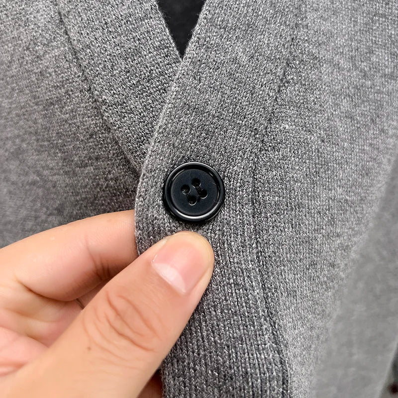Designer Quality Men's V-Neck Knit Cardigan Autumn Winter New Solid Color Double Pocket Sweater Coat Casual Commute Menswear Top
