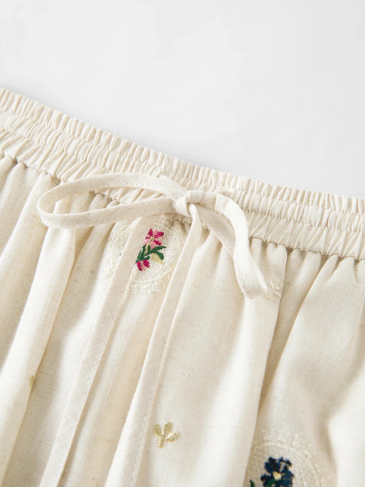 Fashionable Embroidered Sleeveless Top and Tulip Skirt Elastic Waist Retro Women 2026 Summer New Arrival Set