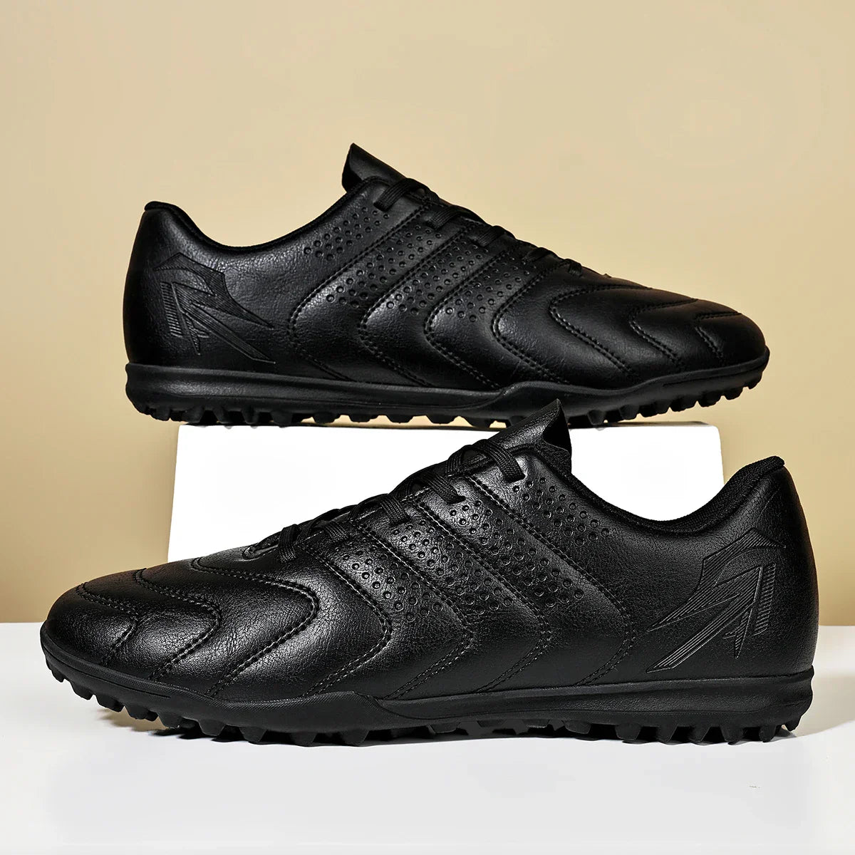 High quality low cut TF sports football shoes, comfortable, breathable, and non slip, effectively protecting the ankle