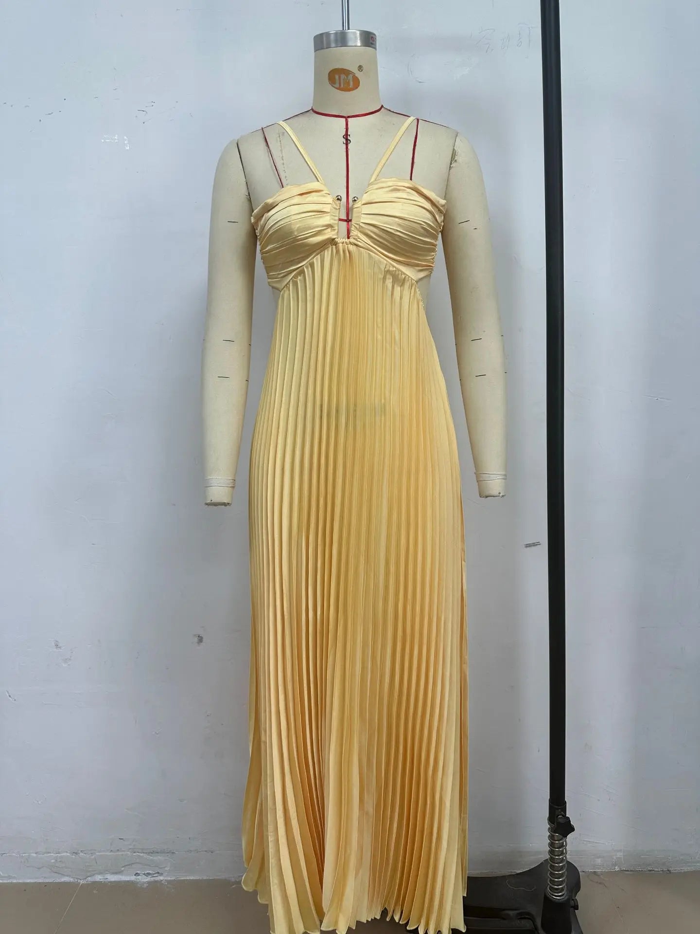 2025 New Women's Fashionable and Elegant Summer Camisole Beach Vacation Long Dress Elegant Backless Pleated Long Dress