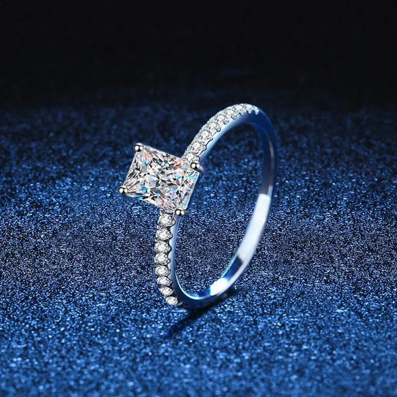 خاتم مويسانيتي 1CT للنساء بقطع إشعاعي زمردي ألماس للزفاف مطلي بالذهب الأبيض من الفضة عيار 925 خواتم مجوهرات راقية