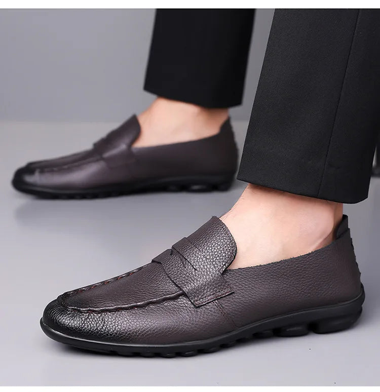 2026 Spring Autumn New Loafers Male Solid Color Fashion Casual Leather Shoes Male Soft Sole Light Driving Shoes Man
